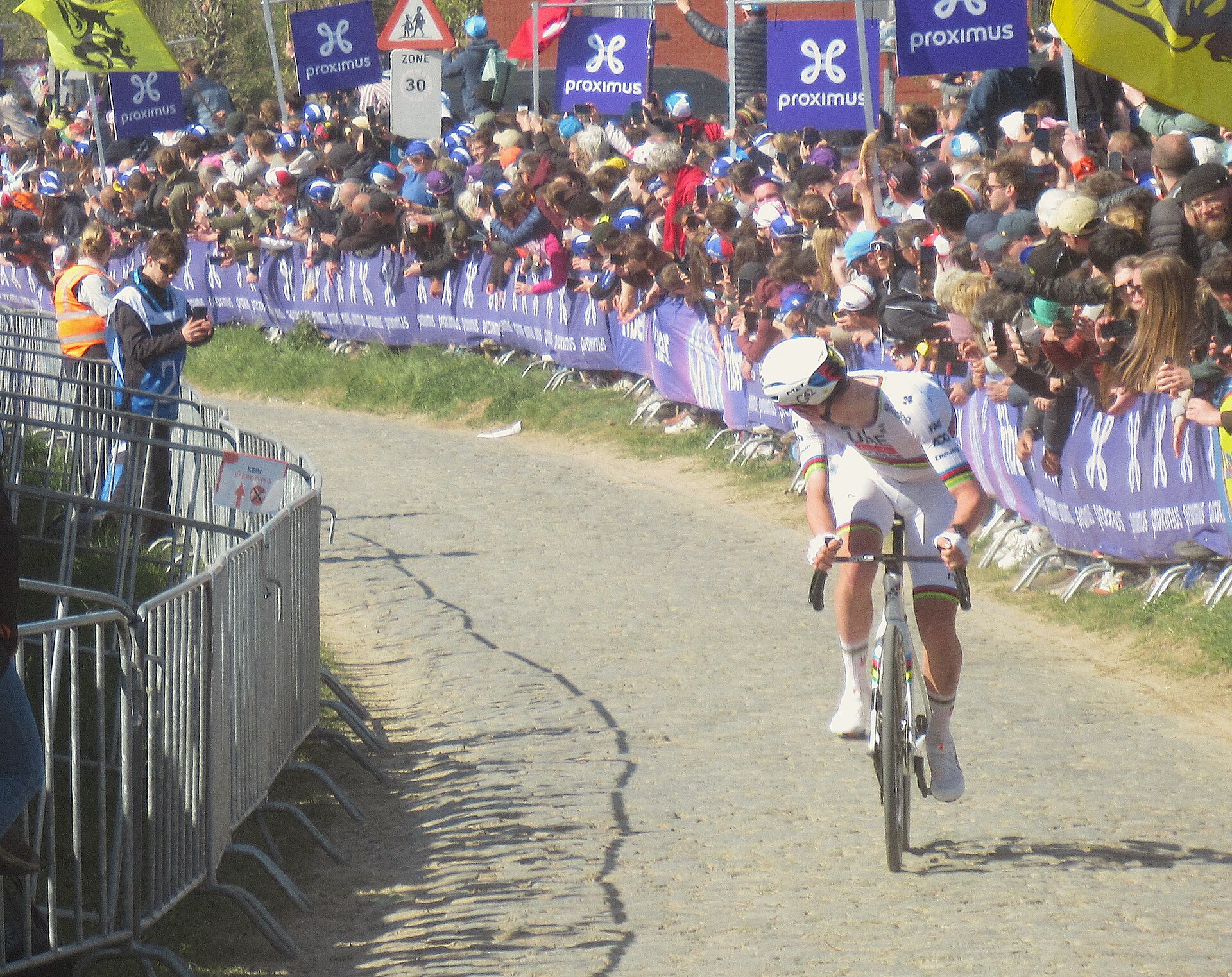 The crowd and race convoy on the Oude Kwaremont at the 2025 Tour of Flanders.